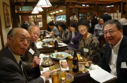 関東地区同窓会懇親会のひとコマ（2014年11月9日、於新宿「三国一」）